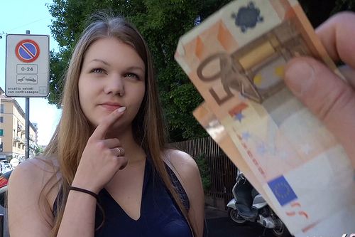 Młoda dostaje 100 Euro za seks
